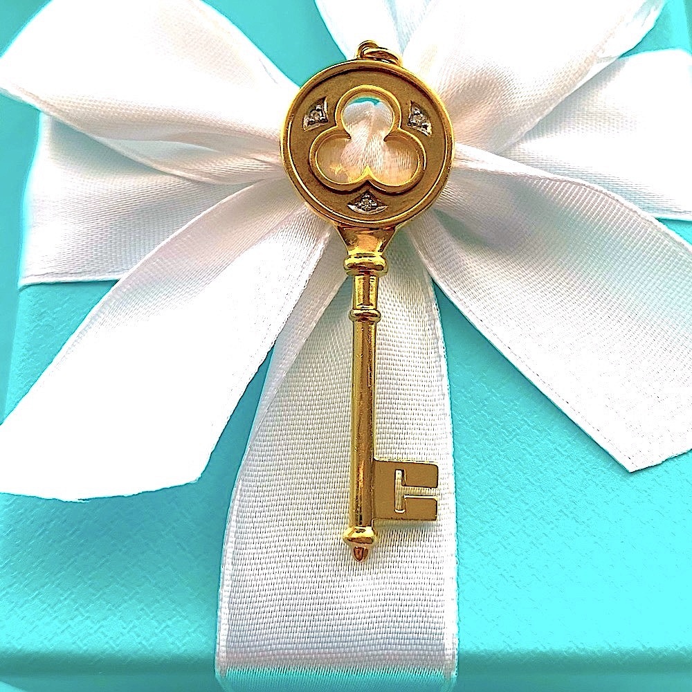 Trefoil key in yellow‎ gold and diamond